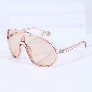 Oversized sunglasses 😎